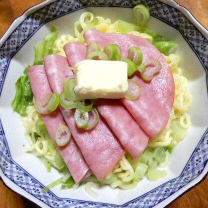 ❤・・❤です♪たまに無性に食べたくなるインスタントラーメンです♡もやしは無いし、キャベツ代用ですが、肉も無性に食べたくて、トッピン具oodwハフハフ美味で幸せ↑